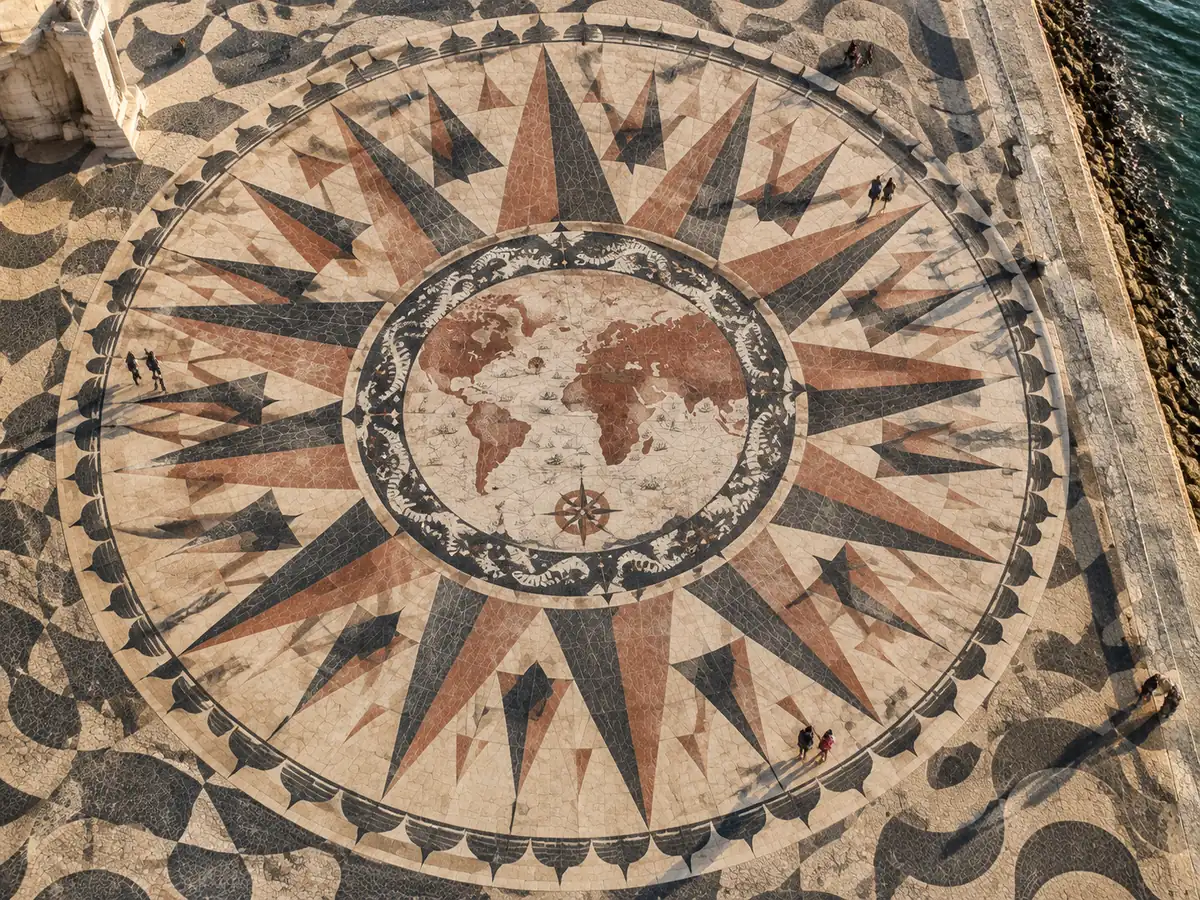 Die Windrose aus Marmor vor dem Denkmal der Entdeckungen, mit einer Weltkarte in der Mitte