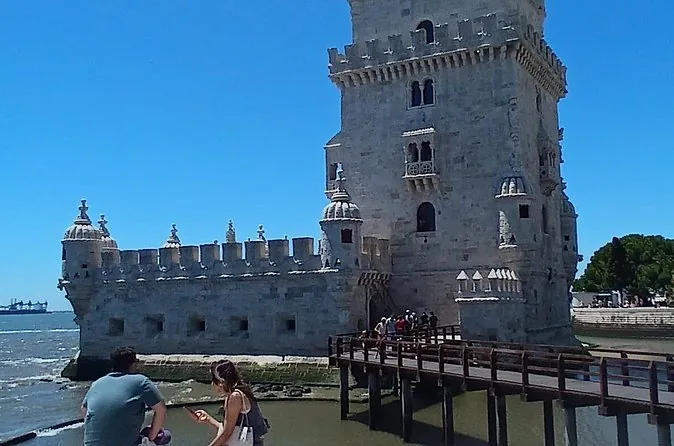 Der Turm von Belém und sein hölzerner Steg am Tejo an einem sonnigen Tag